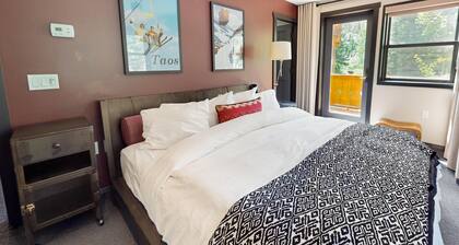 Stunning home w/ views to Kachina Peak, private W/D, ski-in/out access