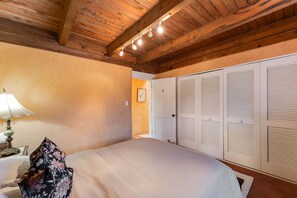 2 bedrooms, iron/ironing board, WiFi, bed sheets - Day Break Star - Adobe Charm with Mountain Views (Santa Fe)