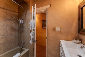 Shower, towels, shampoo - Day Break Star - Adobe Charm with Mountain Views (Santa Fe)