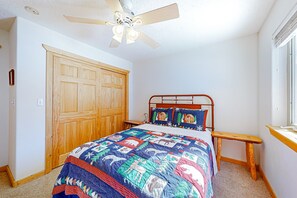 3 habitaciones, tabla de planchar con plancha, wifi y ropa de cama 
