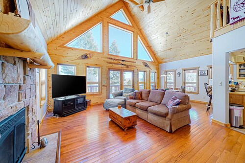 Idyllic five-acre retreat with private hot tub, games, deck, & mountain views