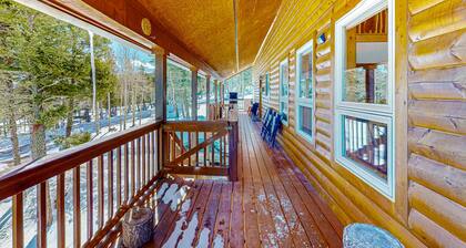Parker Chalet - Huge Views, Hot Tub, Steps to Hike