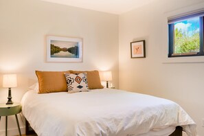 WiFi, bed sheets - Casita Colibri - Kiva Fireplace & Private Patio (Santa Fe)
