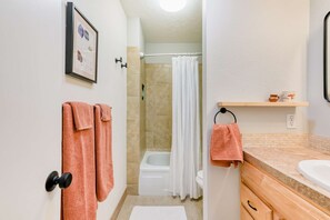 Shower, hair dryer, towels, shampoo - Casita Colibri - Kiva Fireplace & Private Patio (Santa Fe)