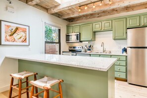 Fridge, microwave, oven, stovetop - Casita Colibri - Kiva Fireplace & Private Patio (Santa Fe)