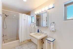 Shower, hair dryer, towels, shampoo - Southwest Heaven - Sweeping Views, Hot Tub & Deck (Angel Fire)