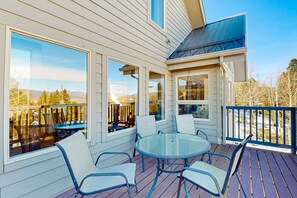 Outdoor dining - Southwest Heaven - Sweeping Views, Hot Tub & Deck (Angel Fire)