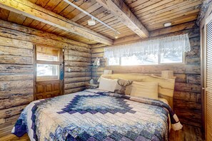 WiFi, bed sheets - Ridgerunner Cabin - Near Skiing, Hot Tub & Firepit (Taos Ski Valley)