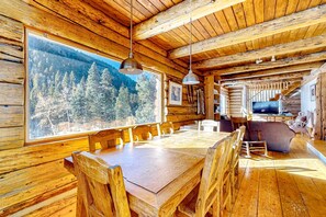 Dining - Ridgerunner Cabin - Near Skiing, Hot Tub & Firepit (Taos Ski Valley)