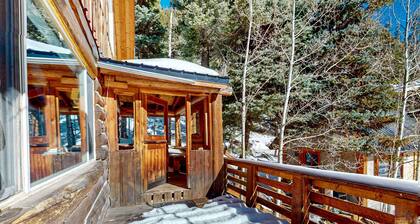 Ridgerunner Cabin - Ski Retreat with Hot Tub