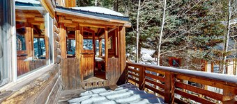 Ridgerunner Cabin - Near Skiing, Hot Tub & Firepit
