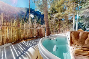 Outdoor spa tub - Ridgerunner Cabin - Near Skiing, Hot Tub & Firepit (Taos Ski Valley)