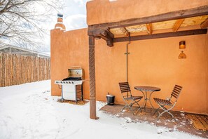 Outdoor dining - Pueblo Revival - Historic Adobe, Near Taos Plaza (Taos)