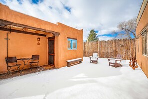 Terrace/patio - Pueblo Revival - Historic Adobe, Near Taos Plaza (Taos)
