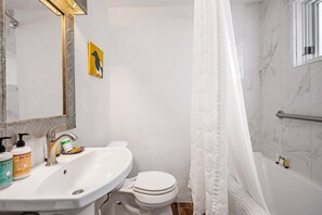 Shower, hair dryer, towels, shampoo - Pueblo Revival - Historic Adobe, Near Taos Plaza (Taos)