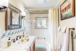 Ducha, secador de pelo, toallas y champú