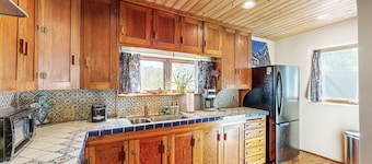 Casa Raya Taos - Mountain Views, Yard & Near Plaza