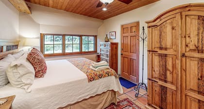 Casa Raya Taos - Mountain Views, Yard & Near Plaza