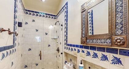 Casa Raya Taos - Mountain Views, Yard & Near Plaza