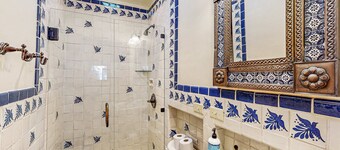 Casa Raya Taos - Mountain Views, Yard & Near Plaza