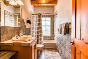 Douche, sèche-cheveux, serviettes fournies, shampoing