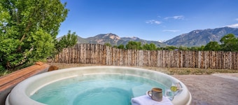 Arroyo Seco's Getaway - Hot Tub & Mountain Views