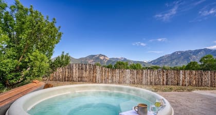 Arroyo Seco's Getaway - Hot Tub & Mountain Views