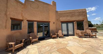 Arroyo Seco's Getaway - Hot Tub & Mountain Views