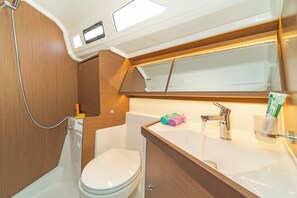 Shower - Sun-Kissed Sailing Adventure in Islas Sarónicas (Alimos)