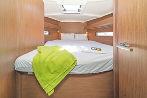 3 bedrooms, in-room safe - Sun-Kissed Sailing Adventure in Islas Sarónicas (Alimos)