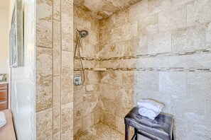 Shower, towels, shampoo - Casa del Sol Naciente - Hot Tub, Huge Views, Patio (El Prado)