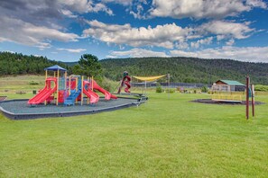 Children’s area - Secluded log home with mountain & forest views deck - one mile to lifts (Angel Fire)