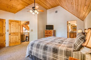3 bedrooms, WiFi, bed sheets - Secluded log home with mountain & forest views deck - one mile to lifts (Angel Fire)