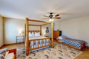 2 bedrooms, iron/ironing board, WiFi, bed sheets - Old Santa Fe Manor- 3 Acre Escape, 10 min to Plaza (Santa Fe)