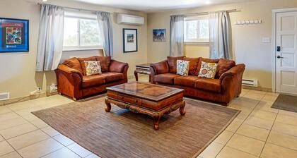 Peaceful Mountain-View Retreat on 3 Acres - 10 Mins to Historic Plaza