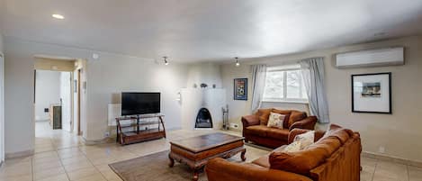 Televisión, chimenea, reproductor de DVD y oficina