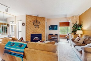 TV, fireplace, DVD player, offices - Gold Dust F3 - Walk to Ski, Hike, Bike & Dining (Angel Fire)