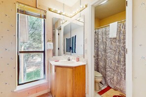 Shower, towels, shampoo - Gold Dust F3 - Walk to Ski, Hike, Bike & Dining (Angel Fire)