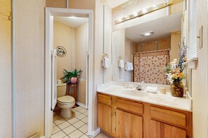 Shower, towels, shampoo - Gold Dust F3 - Walk to Ski, Hike, Bike & Dining (Angel Fire)