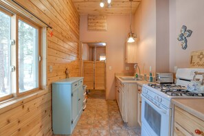 Private kitchen - Hot Tub Escape | Cabin Vibes | Cozy Stay & Play (Angel Fire)