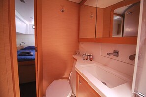 Shower - Sun-Kissed Sailing Adventure in Islas Sarónicas (Alimos)