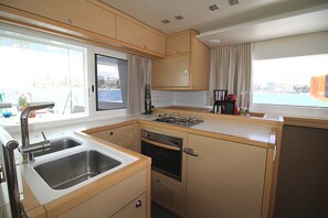 Private kitchen - Sun-Kissed Sailing Adventure in Islas Sarónicas (Alimos)