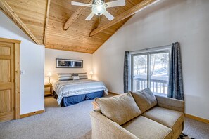 3 bedrooms, desk, travel cot, WiFi