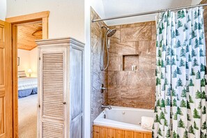 Shower, towels, shampoo - Hopski House - Mountain Views, Fireplace & Deck (Angel Fire)