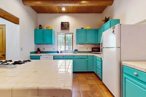 Fridge, microwave, oven, stovetop - Casa Belleza - Close to Plaza, Dog-Friendly Yard (Taos)