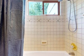 Shower, hair dryer, towels, shampoo - Casa Belleza - Close to Plaza, Dog-Friendly Yard (Taos)