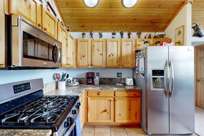 Fridge, microwave, oven, stovetop - El Camino Real Retreat - Views, Hot Tub & Pets Ok (Angel Fire)