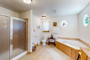 Shower, hair dryer, towels, shampoo - El Camino Real Retreat - Views, Hot Tub & Pets Ok (Angel Fire)