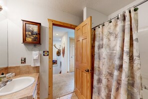 Shower, hair dryer, towels, shampoo - El Camino Real Retreat - Views, Hot Tub & Pets Ok (Angel Fire)