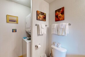 Shower, hair dryer, towels, shampoo - El Camino Real Retreat - Views, Hot Tub & Pets Ok (Angel Fire)